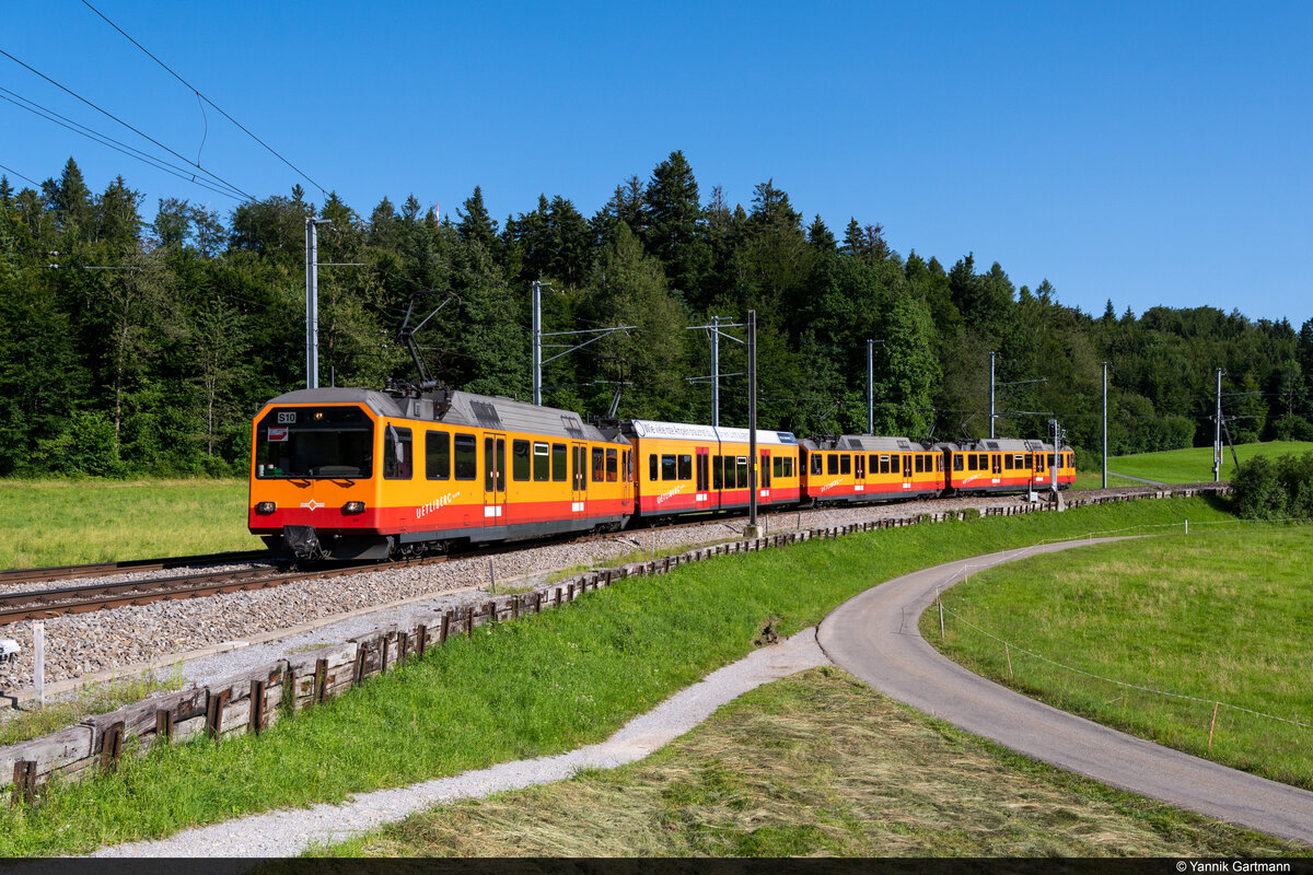 Aufgrund von Unwetterschäden ist am Uetliberg ein Inselbetrieb eingerichtet worden. So sind am 19.07.2021 SZU Be 520 527, Be 520 521 und Be 520 522 unterwegs zwischen Uitikon Waldegg und Uetliberg und konnten hier bei Ringlikon aufgenommen werden.