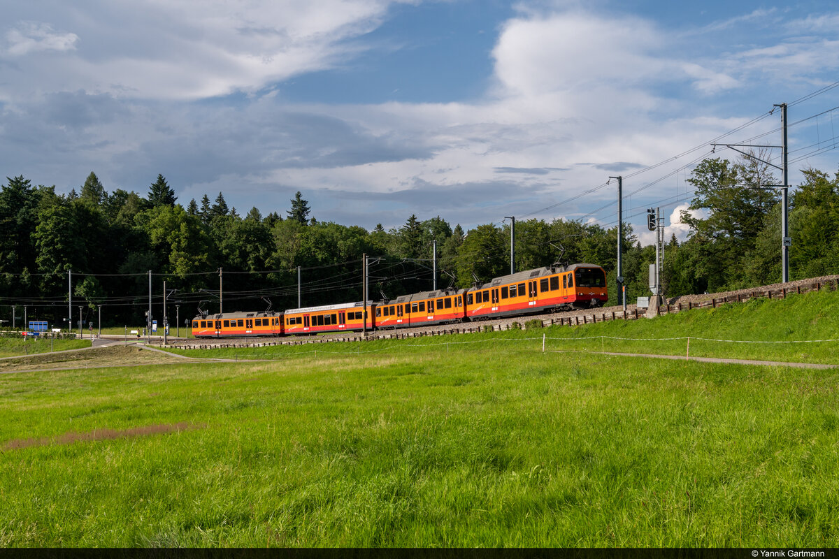 Aufgrund von Unwetterschäden ist am Uetliberg ein Inselbetrieb eingerichtet worden. So sind am 19.07.2021 SZU Be 520 527, Be 520 521 und Be 520 522 unterwegs zwischen Uitikon Waldegg und Uetliberg und konnten hier bei Ringlikon aufgenommen werden.