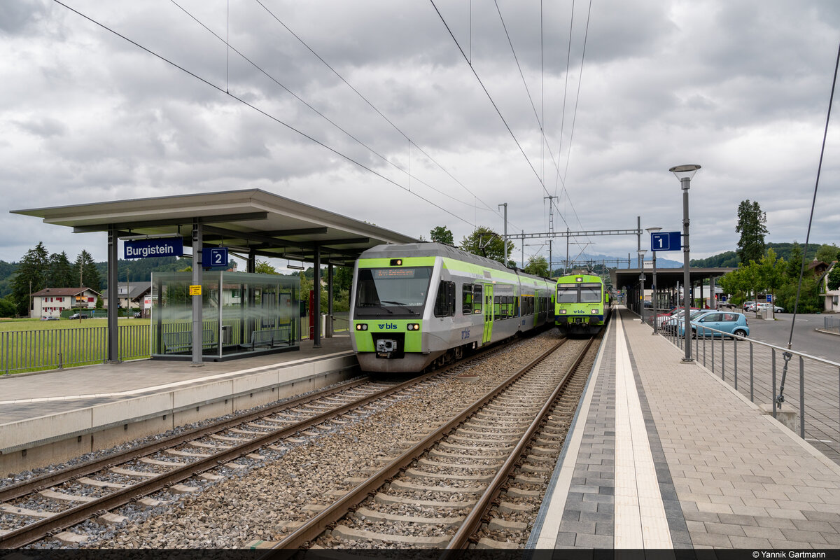 Aufgrund von Unwetterschäden zwischen Seftigen und Uetendorf mussten am 14.07.2021 alle Züge der Linie S4 und S44 in Burgistein wenden. Die beiden S-Bahnen werden im Abstand von einer halben Stunde sich auf ihre Reise zurück nach Bern machen. Kurz nach der Ankunft der S44 konnte dieses unspektakuläre Bild im Bahnhof Burgistein entstehen. Zu sehen sind BLS RABe 525 022 und BLS RBDe 565 737. 