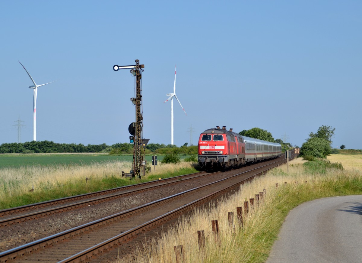 Aufgrund einer verspäteten vorrausfahreden Shuttles, mussten 218 386 + 218 315 mit ihrem IC 2311 Westerland(Sylt) - Stuttgart Hbf am 14.07.2014 am Esig von Klanxbüll zum stehen kommen.
