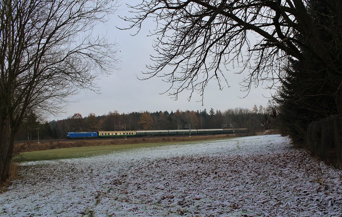 Aufgrund der vielen Triebwagenausfälle bei der MRB, fuhr die Press 145 030 einige Umläufe. Hier RE 26974 am 07.12.16 in Oberjößnitz.
