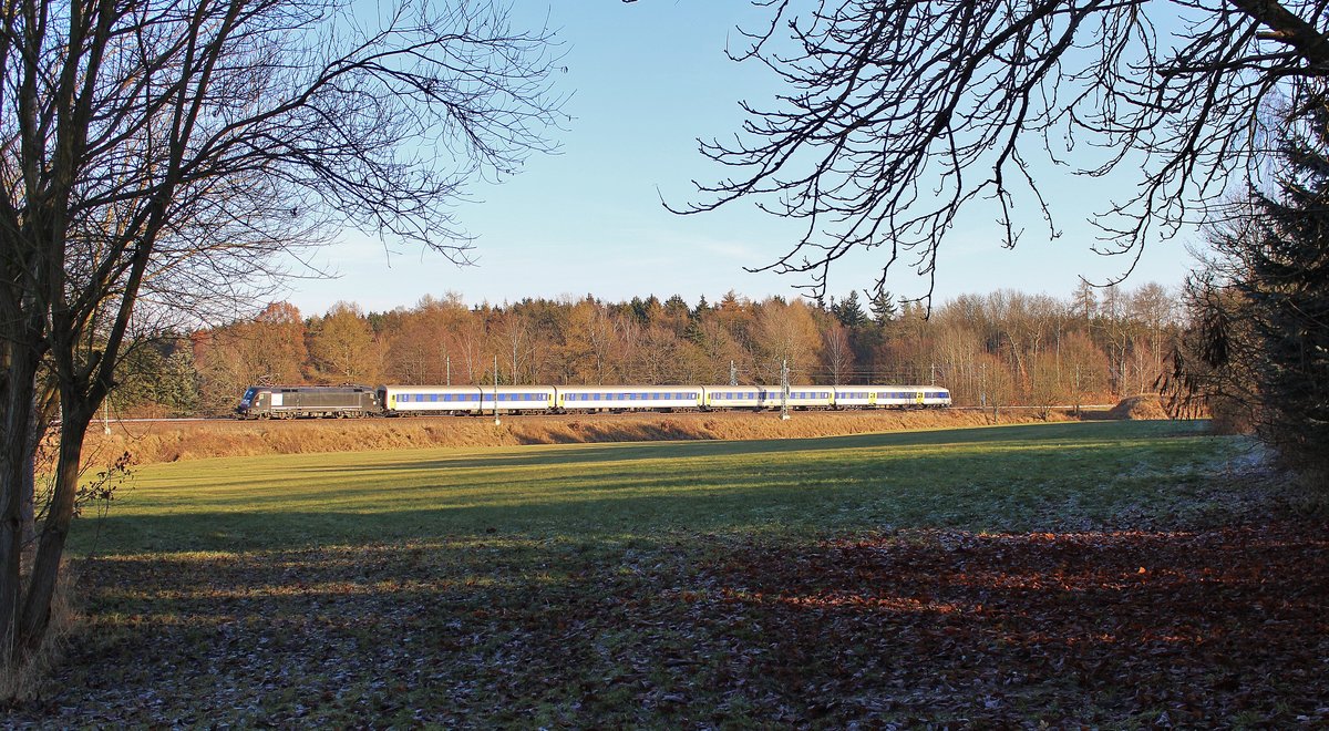 Aufgrund der vielen Triebwagenausfälle bei der MRB, fuhr nun auch die MRCE ES 64 U2 030 (182 530) einige Umläufe. Hier RE 26981 am 16.12.16 in Oberjößnitz.