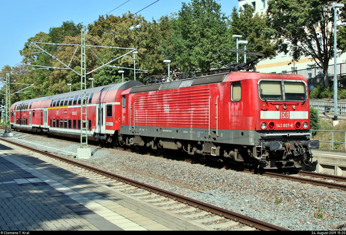 Aufgrund von Wartungsarbeiten bei den Bombardier Talent 2 und dem damit einhergehenden Fahrzeugmangel endete bzw. begann die Linie S3 der S-Bahn Mitteldeutschland (DB Regio Südost) von Mitte August bis 31. Oktober 2019 ausschließlich in Halle(Saale)Hbf statt in Halle-Trotha. So wurden auf dem betroffenen Abschnitt Doppelstockzüge aus Baden-Württemberg oder vom Rhein-Sieg-Express (RSX) mit BR 143 eingesetzt.
Nachschuss auf 143 807-6 von DB Regio Südost als S3 von Halle(Saale)Hbf nach Halle-Trotha, die den Hp Halle Steintorbrücke auf der Bahnstrecke Halle–Vienenburg (KBS 330) verlässt.
[24.8.2019 | 15:20 Uhr]