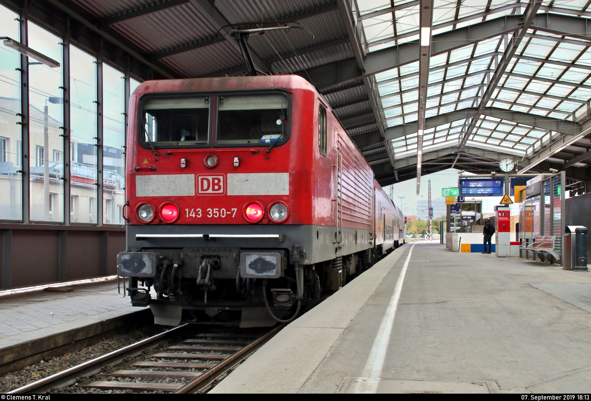 Aufgrund von Wartungsarbeiten bei den Bombardier Talent 2 und dem damit einhergehenden Fahrzeugmangel endete bzw. begann die Linie S3 der S-Bahn Mitteldeutschland (DB Regio Südost) von Mitte August bis 31. Oktober 2019 ausschließlich in Halle(Saale)Hbf statt in Halle-Trotha. So wurden auf dem betroffenen Abschnitt Doppelstockzüge aus Baden-Württemberg oder vom Rhein-Sieg-Express (RSX) mit BR 143 eingesetzt.
Hier steht 143 350-7 von DB Regio Südost als S3 nach Halle-Trotha im Startbahnhof Halle(Saale)Hbf auf Gleis 1.
Das Bild ist mittlerweile bereits historisch, denn mit der Eröffnung der Gleise 4 bis 7 auf der Westseite am 2.12.2019 werden bis Februar 2021 noch die Bahnsteiggleise 1 bis 3 (ehemals 1a, 1 und 2) samt Personentunnel modernisiert.
[7.9.2019 | 18:13 Uhr]