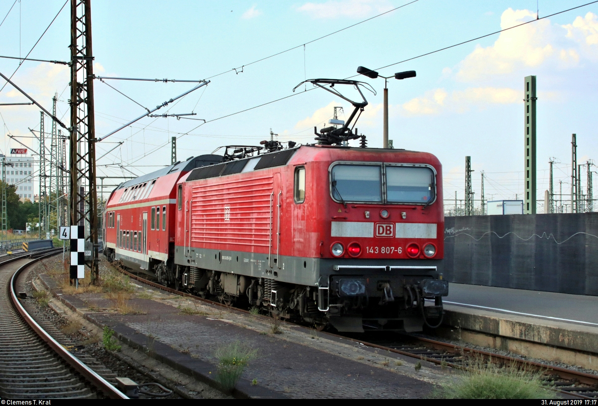 Aufgrund von Wartungsarbeiten bei den Bombardier Talent 2 und dem damit einhergehenden Fahrzeugmangel endete bzw. begann die Linie S3 der S-Bahn Mitteldeutschland (DB Regio Südost) von Mitte August bis 31. Oktober 2019 ausschließlich in Halle(Saale)Hbf statt in Halle-Trotha. So wurden auf dem betroffenen Abschnitt Doppelstockzüge aus Baden-Württemberg oder vom Rhein-Sieg-Express (RSX) mit BR 143 eingesetzt.
Nachschuss auf 143 807-6 von DB Regio Südost als S3 nach Halle-Trotha, die den Startbahnhof Halle(Saale)Hbf auf Gleis 1 verlässt.
Das Bild ist mittlerweile bereits historisch, denn mit der Eröffnung der Gleise 4 bis 7 auf der Westseite am 2.12.2019 werden bis Februar 2021 noch die Bahnsteiggleise 1 bis 3 (ehemals 1a, 1 und 2) samt Personentunnel modernisiert.
[31.8.2019 | 17:17 Uhr]