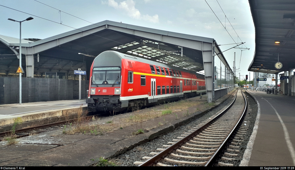 Aufgrund von Wartungsarbeiten bei den Bombardier Talent 2 und dem damit einhergehenden Fahrzeugmangel endete bzw. begann die Linie S3 der S-Bahn Mitteldeutschland (DB Regio Südost) von Mitte August bis 31. Oktober 2019 ausschließlich in Halle(Saale)Hbf statt in Halle-Trotha. So wurden auf dem betroffenen Abschnitt Doppelstockzüge aus Baden-Württemberg oder vom Rhein-Sieg-Express (RSX) mit BR 143 eingesetzt.
Hier steht DABbuzfa 760 (50 80 36-33 099-3 D-DB) von DB Regio Baden-Württemberg mit Schublok 143 807-6 von DB Regio Südost als S3 nach Halle-Trotha im Startbahnhof Halle(Saale)Hbf auf Gleis 1.
Das Bild ist mittlerweile bereits historisch, denn mit der Eröffnung der Gleise 4 bis 7 auf der Westseite am 2.12.2019 werden bis Februar 2021 noch die Bahnsteiggleise 1 bis 3 (ehemals 1a, 1 und 2) samt Personentunnel modernisiert.
(Smartphone-Aufnahme)
[1.9.2019 | 17:09 Uhr]