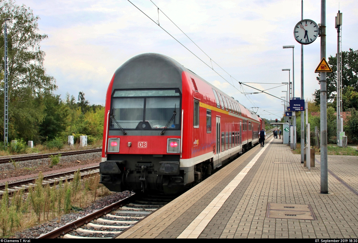 Aufgrund von Wartungsarbeiten bei den Bombardier Talent 2 und dem damit einhergehenden Fahrzeugmangel endete bzw. begann die Linie S3 der S-Bahn Mitteldeutschland (DB Regio Südost) von Mitte August bis 31. Oktober 2019 ausschließlich in Halle(Saale)Hbf statt in Halle-Trotha. So wurden auf dem betroffenen Abschnitt Doppelstockzüge aus Baden-Württemberg oder vom Rhein-Sieg-Express (RSX) mit BR 143 eingesetzt.
Hier steht DABbuzfa 760 von DB Regio Baden-Württemberg mit Zuglok 143 350-7 von DB Regio Südost als S3 nach Halle(Saale)Hbf im Startbahnhof Halle-Trotha auf Gleis 1.
[7.9.2019 | 18:30 Uhr]