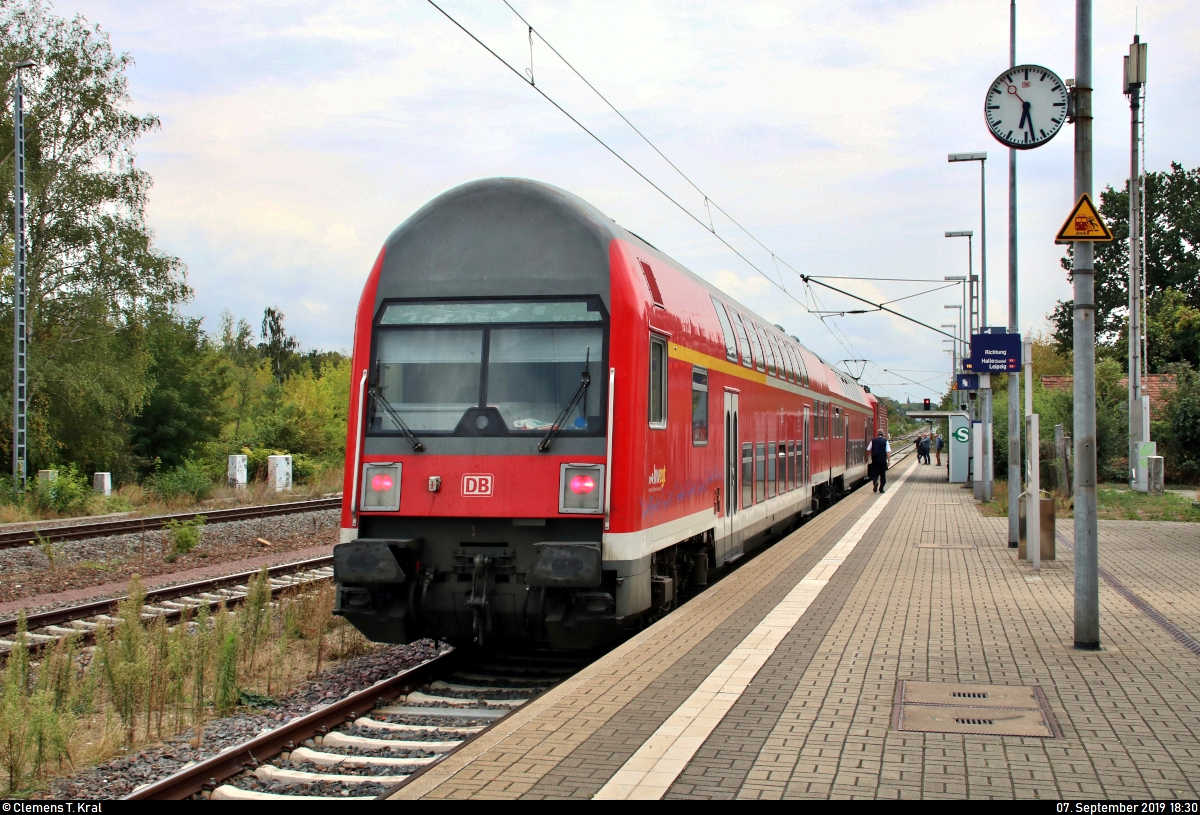 Aufgrund von Wartungsarbeiten bei den Bombardier Talent 2 und dem damit einhergehenden Fahrzeugmangel endete bzw. begann die Linie S3 der S-Bahn Mitteldeutschland (DB Regio Südost) von Mitte August bis 31. Oktober 2019 ausschließlich in Halle(Saale)Hbf statt in Halle-Trotha. So wurden auf dem betroffenen Abschnitt Doppelstockzüge aus Baden-Württemberg oder vom Rhein-Sieg-Express (RSX) mit BR 143 eingesetzt.
Hier steht DABbuzfa 760 von DB Regio Baden-Württemberg mit Zuglok 143 350-7 von DB Regio Südost als S3 nach Halle(Saale)Hbf im Startbahnhof Halle-Trotha auf Gleis 1.
[7.9.2019 | 18:30 Uhr]