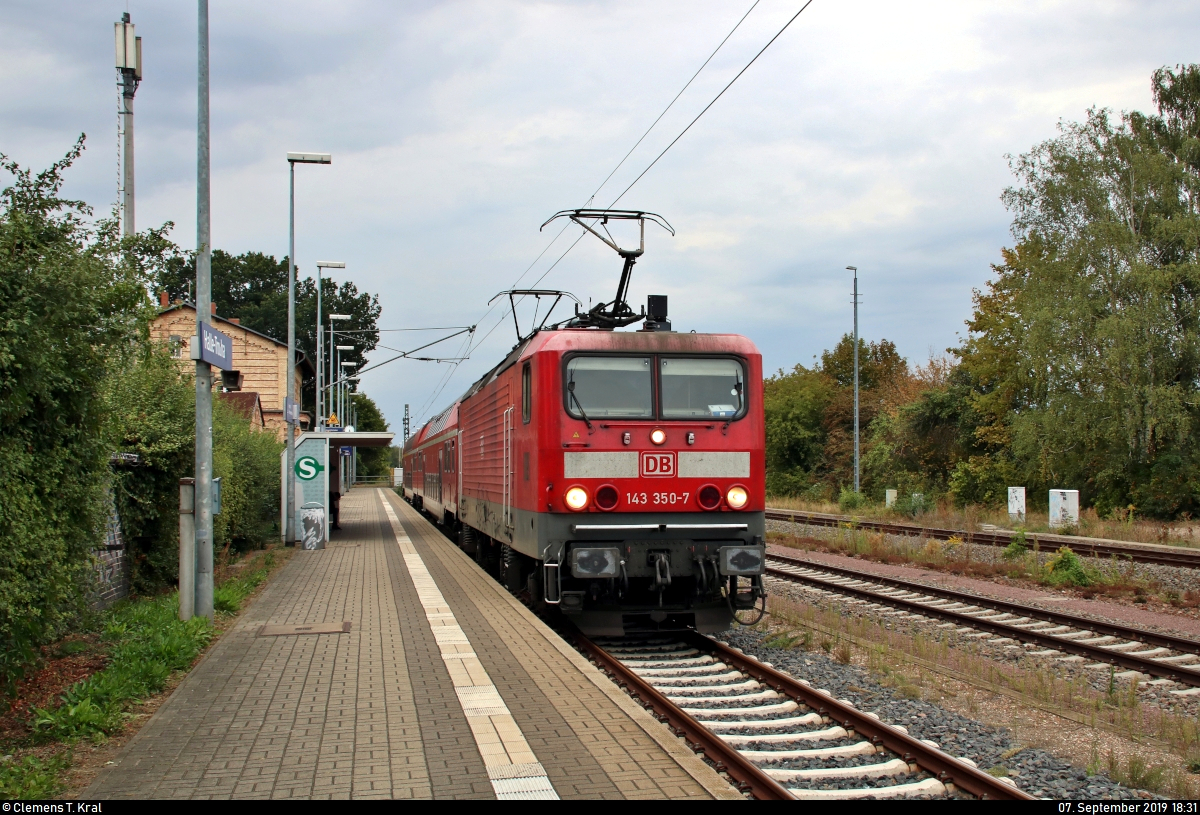 Aufgrund von Wartungsarbeiten bei den Bombardier Talent 2 und dem damit einhergehenden Fahrzeugmangel endete bzw. begann die Linie S3 der S-Bahn Mitteldeutschland (DB Regio Südost) von Mitte August bis 31. Oktober 2019 ausschließlich in Halle(Saale)Hbf statt in Halle-Trotha. So wurden auf dem betroffenen Abschnitt Doppelstockzüge aus Baden-Württemberg oder vom Rhein-Sieg-Express (RSX) mit BR 143 eingesetzt.
Hier steht 143 350-7 von DB Regio Südost als S3 nach Halle(Saale)Hbf im Startbahnhof Halle-Trotha auf Gleis 1.
[7.9.2019 | 18:31 Uhr]
