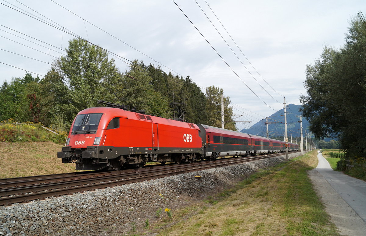 Aufgrund von Wartungsarbeiten im Unterinntaltunnel ergab sich am 22.09.2019 die Möglichkeit, Railjet-Züge wie in vergangenen Zeiten auf der alten Unterinntaltrasse zu beobachten. Zu dieser Besonderheit kam auch noch eine verkehrsrote Maschine als Zuglok hinzu, was den farblichen Kontrast erhöhte. 1116 148 befördert den RJX 860 (Flughafen Wien - Bregenz) bei Terfens in Richtung Innsbruck.