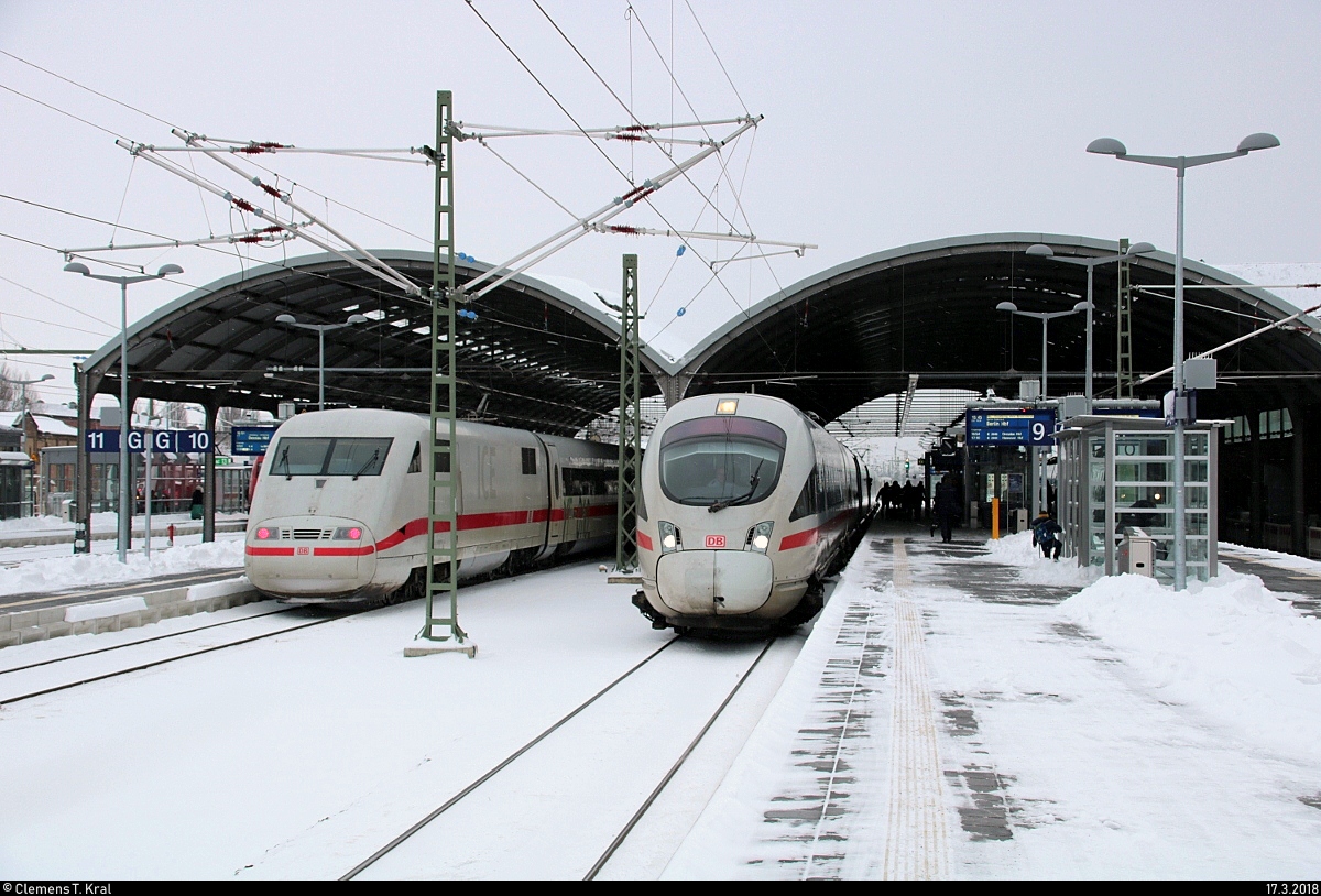 Aufgrund der winterlichen Wetterlage war man froh, dass überhaupt Züge fuhren - wenn auch stark verspätet und auf anderen Gleisen.
Eine BR 401 als verspäteter ICE 707 (Linie 18) von Hamburg-Altona nach München Hbf trifft auf 411 560 (Tz 1160  Markt Holzkirchen ) als verspäteter ICE 1539 (Linie 15) - normalerweise mit ICE 3 verkehrend - von Frankfurt(Main)Hbf nach Berlin Südkreuz (heute bis Berlin Hbf (tief)) in Halle(Saale)Hbf. [17.3.2018 | 16:47 Uhr]
