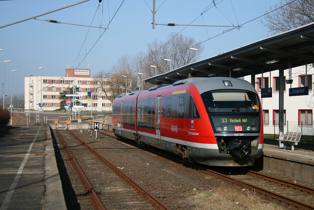 Aufgrund zu geringer Fahrgastzahlen wurde die S-Bahn-Linie zum Rostocker Seehafen eingestellt.
642 185 wartete hier in der Station Rostock Seehafen Nord auf weitere Fahrgäste.
Aufnahmedatum: 22.03.2011