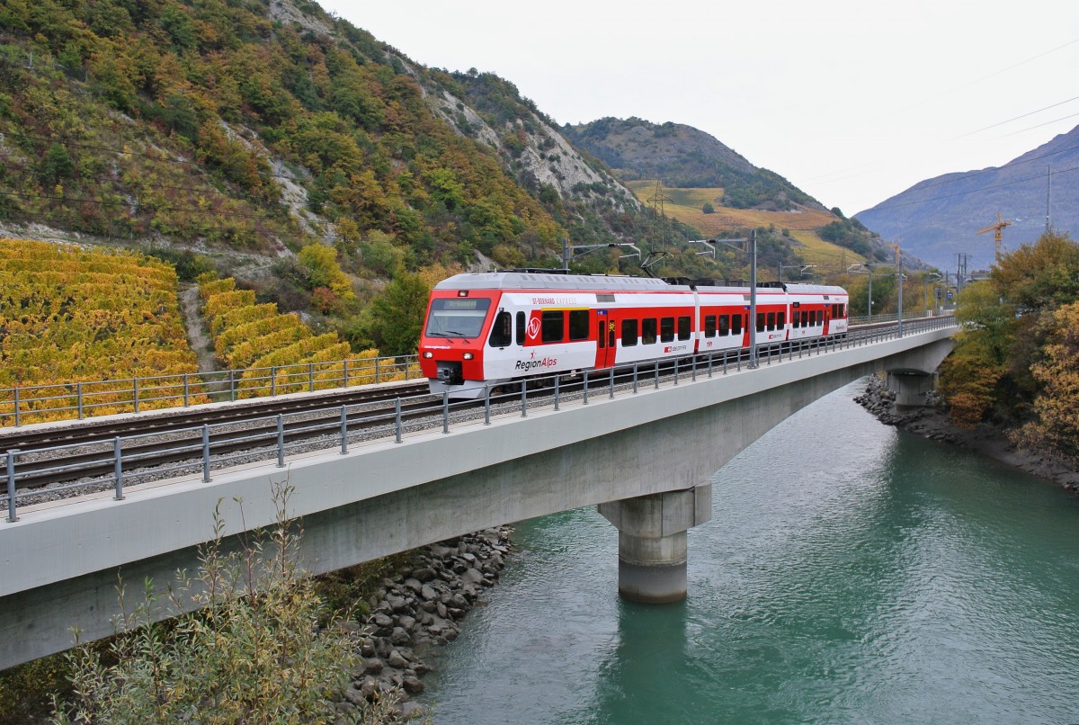 Aufgrund der Zusammenarbeit von der SBB und der TMR im Regionalnetz Region Alps verkehren z. T. die TMR NINAS bis Brig. Im Bild fhrt der RABe 525 041-0 als Regionalzug 4422 von Brig nach St-Gingolph, Leuk, 01.11.2013.