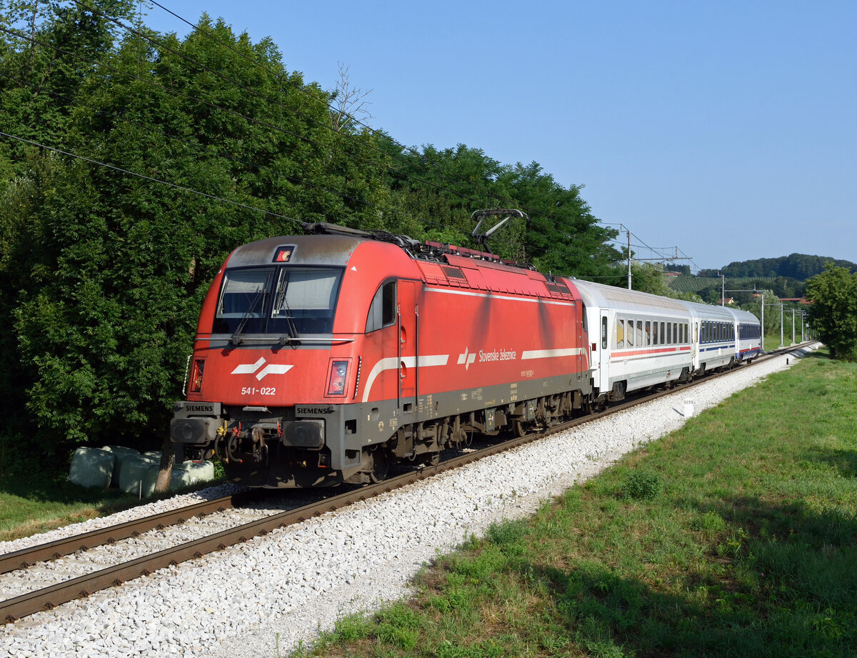 Aufgund der Sanierung des Karawankentunnels wurde der Nachtzug Zürich-Zagreb über die Südbahn umgeleitet, so auch am frühen morgen des 24. Juli 2021, gezogen wurde der EN 40465 von der 541 012, das Bild entstand in Sentilj.