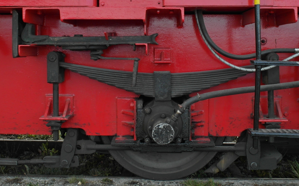 Aufhängung/Federung einer Achse der vor über 60 Jahren von der Firma Ernst Stadler Elektro-Fahrzeuge Zürich gebauten elektrischen/diesel-elektrischen Lok mit dem Namen 'URS'. Aufnahme entstand auf dem Rheindamm bei Hard am 11.10.2015.