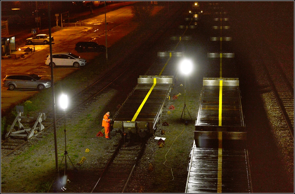 Aufladen des Zirkus Knie in Konstanz. Die Wägen rollen auch schon Richtung Laderampe. April 2016.