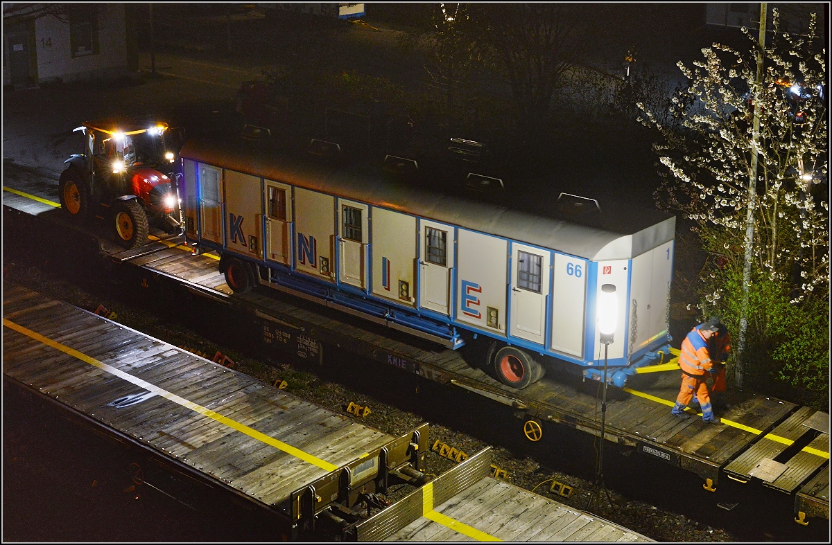 Aufladen des Zirkus Knie in Konstanz. Während der Traktor schiebt ist die Lenkung Handarbeit. April 2016.
