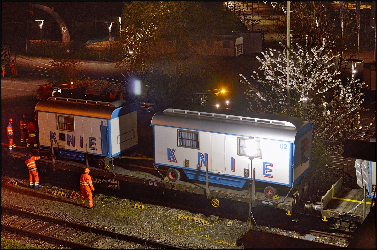 Aufladen des Zirkus Knie in Konstanz. Die Wagen werden noch angekettet und die Rungen aufgestellt für die Fahrt. April 2016.