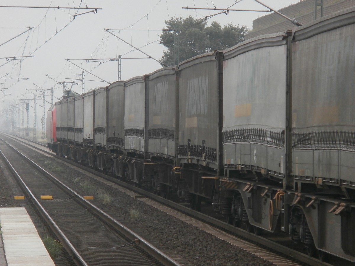 Auflieger um Auflieger fährt hier 145 035-2 mit einem AMBROGIO KLV in die Nebelwand in Richtung Köln.

Allerheiligen 26.07.2014
