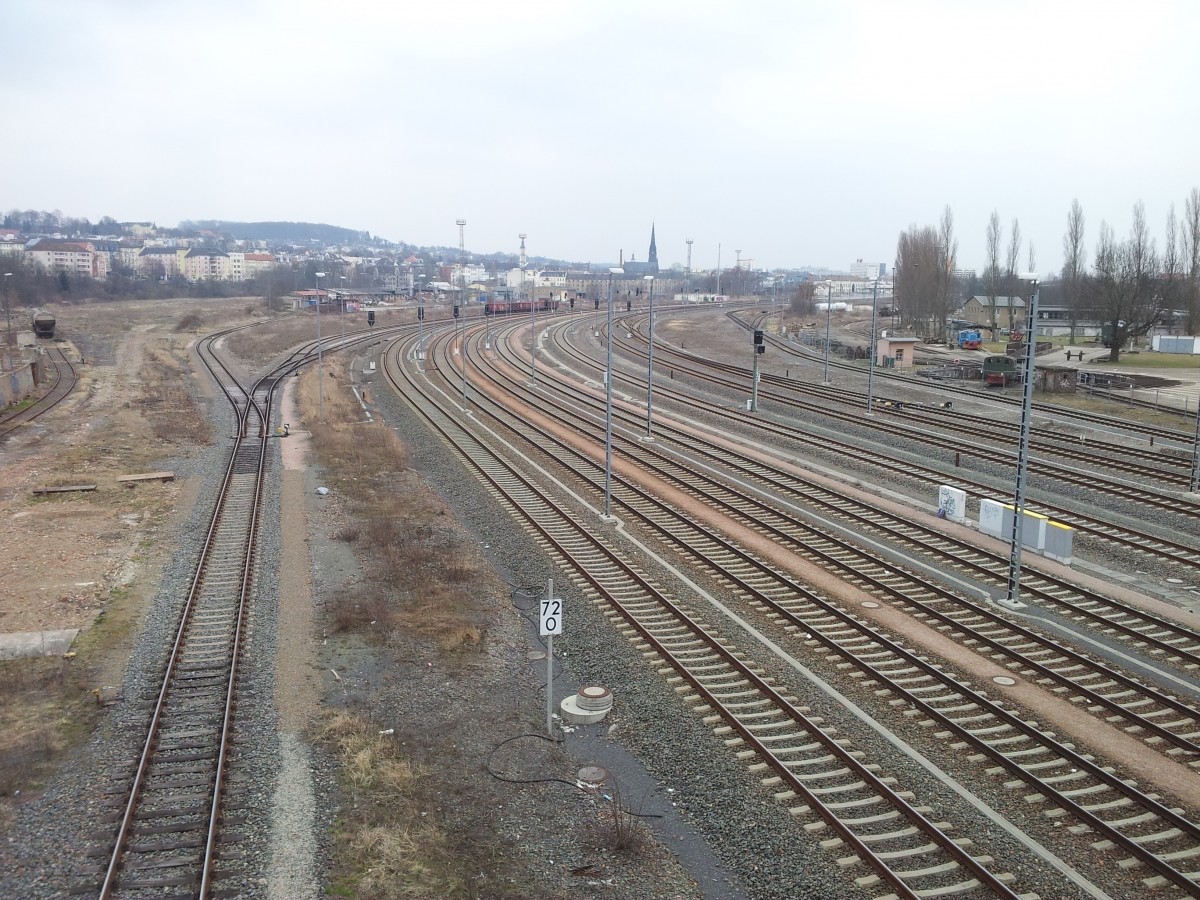 Aufnahme allerdings nur mit Handy. Blick von der Bahnhofsbrücke in Gera auf den spärlichen Rest der verbliebenen Gütergleise Richtung HBf.21.03.2015