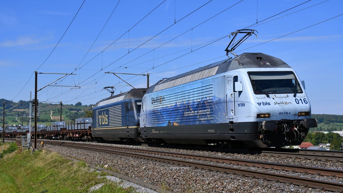 Aufnahme der BLS Re 465 016-4 und 465 012-3, als sie kurz nach Mittag am Bözberg in Richtung Brugg unterwegs waren, aufgenommen am 05.09.2020 bei Frick AG.