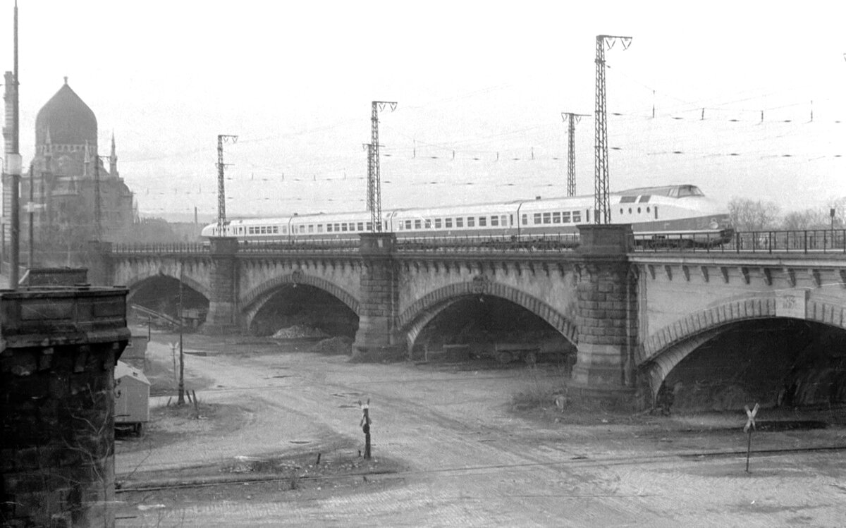 Aufnahme des Vindobona-Express, fotografiert im April 1977 auf der alten Marienbrücke mit einem VT 18.16 der Deutschen Reichsbahn