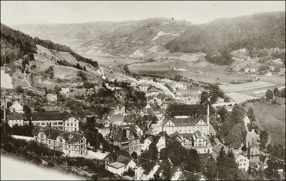 Aufnahme von Oberndorf am Neckar in der Übersicht. Deutlich erkennt man die Trassenführung nahe der Klosterkirche, seit den 1970er Jahren für höhere Geschwindigkeiten begradigt. Der Neckar ist noch in seinem ursprünglichen Bett. So erkennt man, warum die seltsame Kurve am Ende des Bahnhofs Oberndorf entstanden ist.

Das Bild ist zwischen 1872 und 1914 entstanden. Genaueres kann ich dazu nicht sagen, der Fotograf ist mir unbekannt.