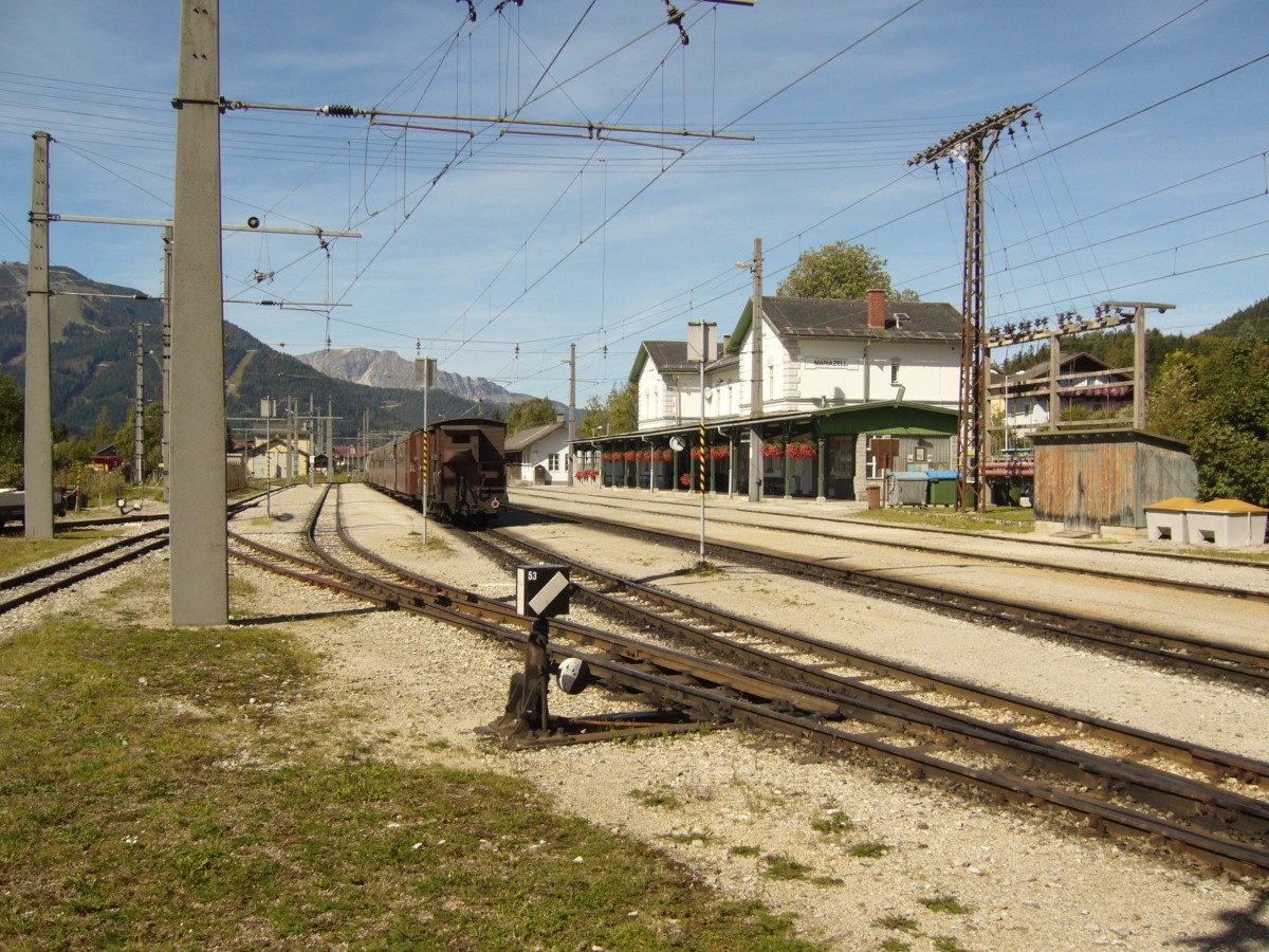Aufnahme vom sehr gepflegten Bahnhof Mariazell mit Blickrichtung Nordwesten, im Bahnhof selbst steht gerade ein tscherbr, bereit zur Rckfahrt nach St. Plten. Im Hintergrund links sieht man die Gemeindealpe und weiter rechts im Hintergrund den weithin sichtbaren tscher mit dem  rauhen Kamm  (genau oberhalb vom Bremswagen), September 2010 