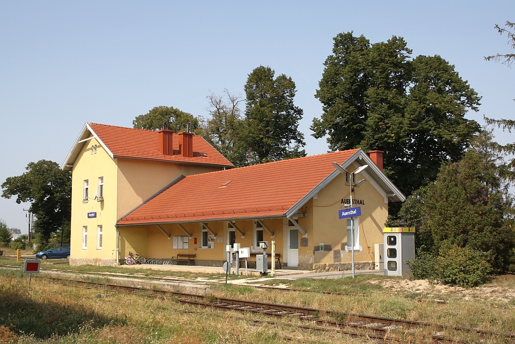 Aufnahmegebäude des Bahnhof Auersthal am 27.August 2017.