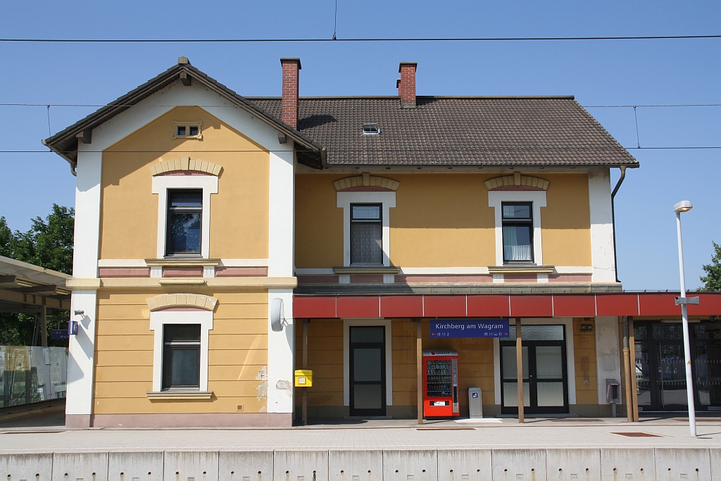 Aufnahmegebäude des Bahnhof Kirchberg am Wagram am 24.Juni 2017.