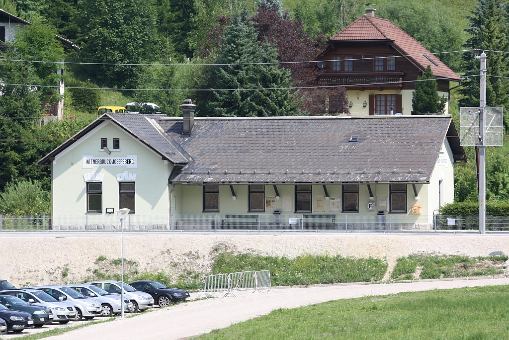 Aufnahmegebäude des Bf. Wienerbruck-Josefsberg am 27.Juli 2014.