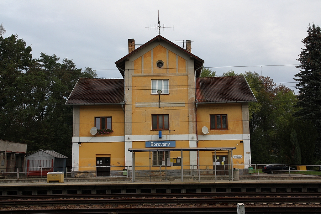 Aufnahmsgebäude des Bahnhof Borovany am 22.September 2018.