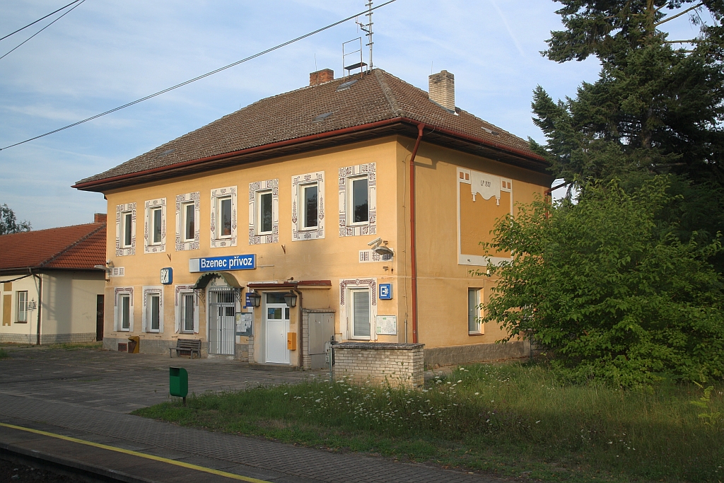 Aufnahmsgebäude des Bahnhof Bzenec privoc am 20.Juli 2019.
