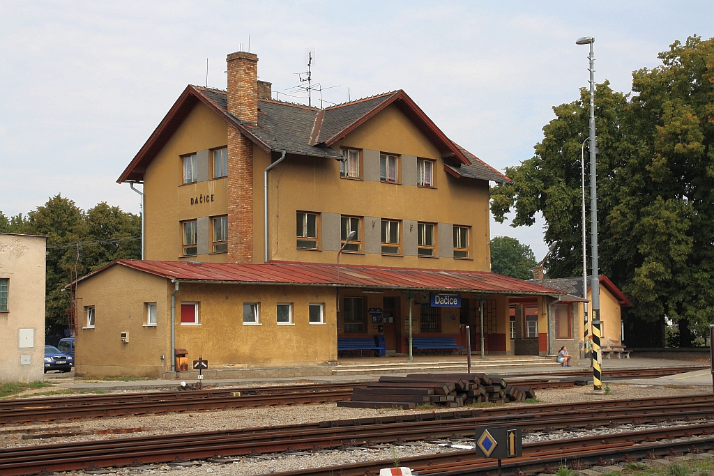 Aufnahmsgebäude des Bahnhof Dacice am 29.Juli 2018.