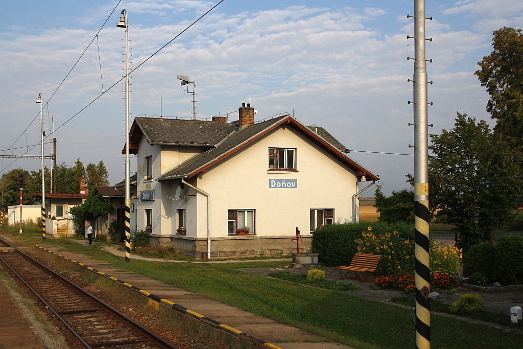 Aufnahmsgebäude des Bahnhof Donov am 05.August 2018. 