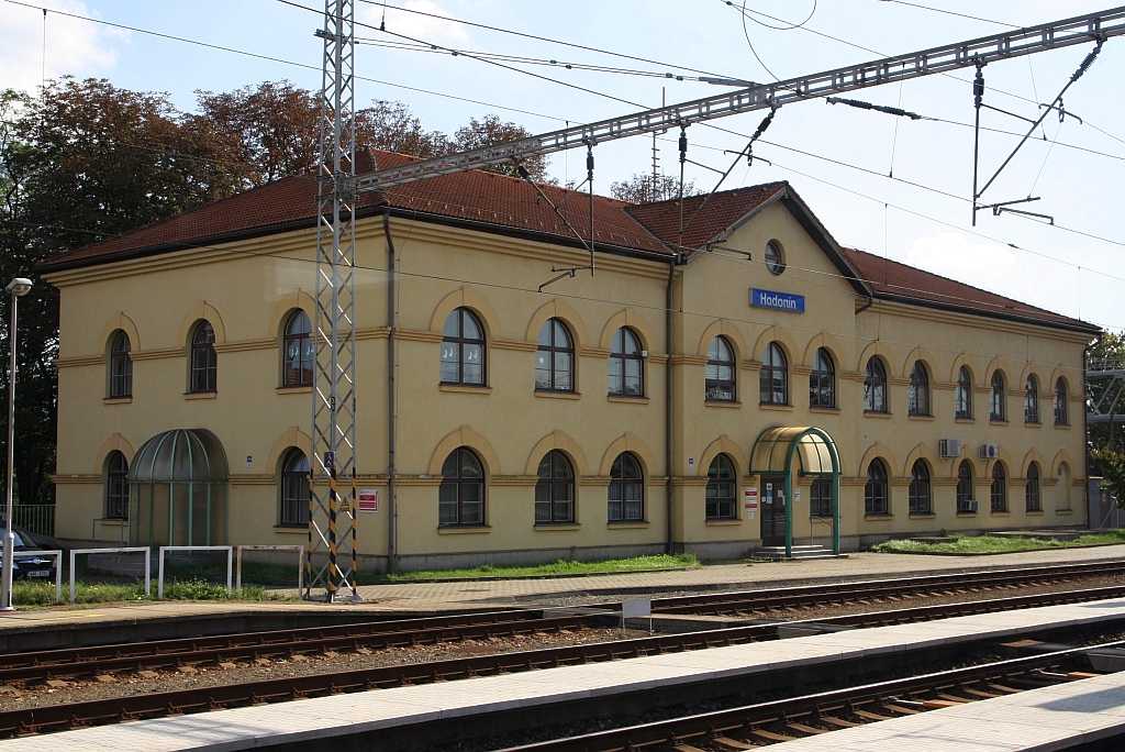 Aufnahmsgebäude des Bahnhof Hodonin am 08.September 2018.