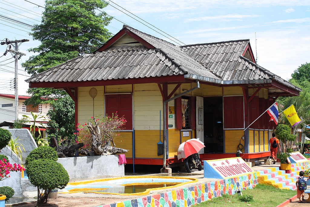 Aufnahmsgebäude des Bahnhof Huai Mut am 23.Mai 2016.