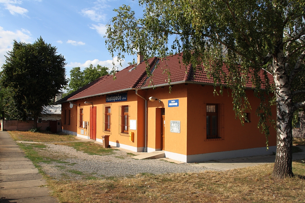 Aufnahmsgebäude des Bahnhof Hustopece u Brna am 15.August 2018.