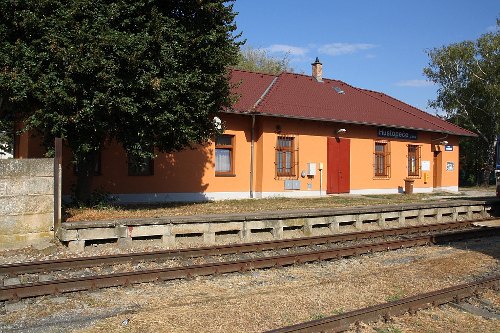 Aufnahmsgebäude des Bahnhof Hustopece u Brna am 15.August 2018.