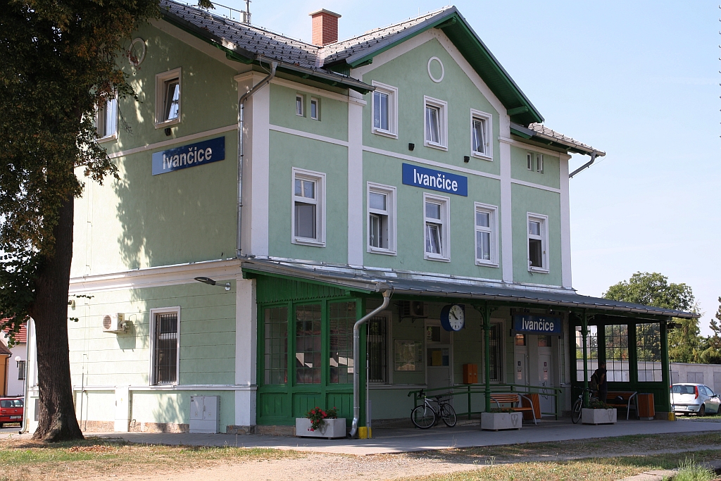 Aufnahmsgebäude des Bahnhof Ivancice am 18.August 2018.
