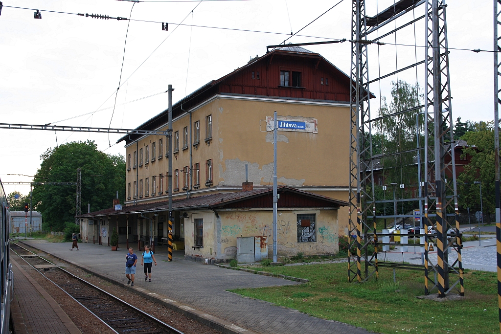 Aufnahmsgebäude des Bahnhof Jihlava Mesto am Morgen des 29.Juli 2018.