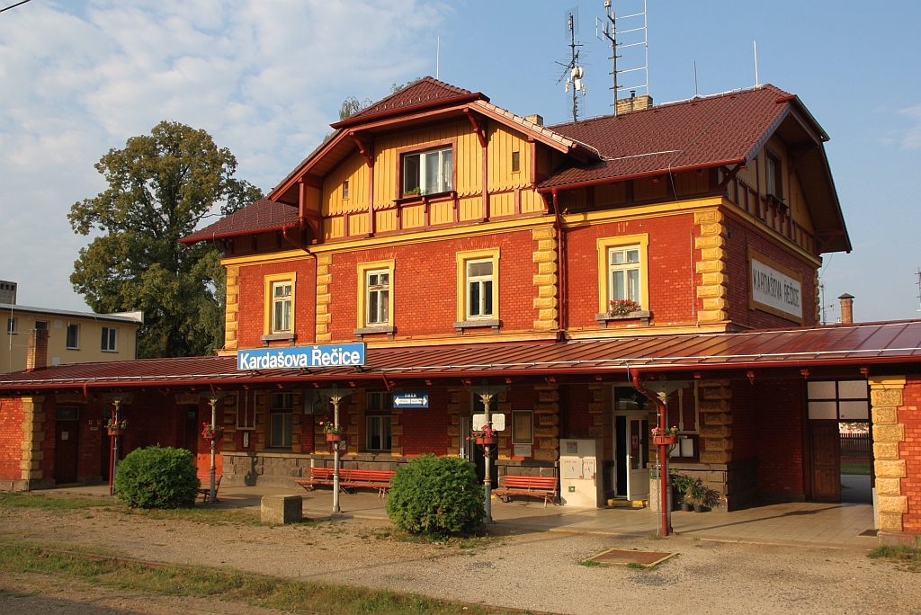 Aufnahmsgebäude des Bahnhof Kardasova Recice am 05.August 2018. 