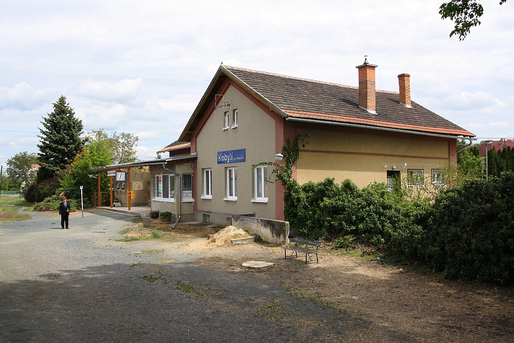 Aufnahmsgebäude des Bahnhof Kobyli na Morave am 11.Mai 2019.