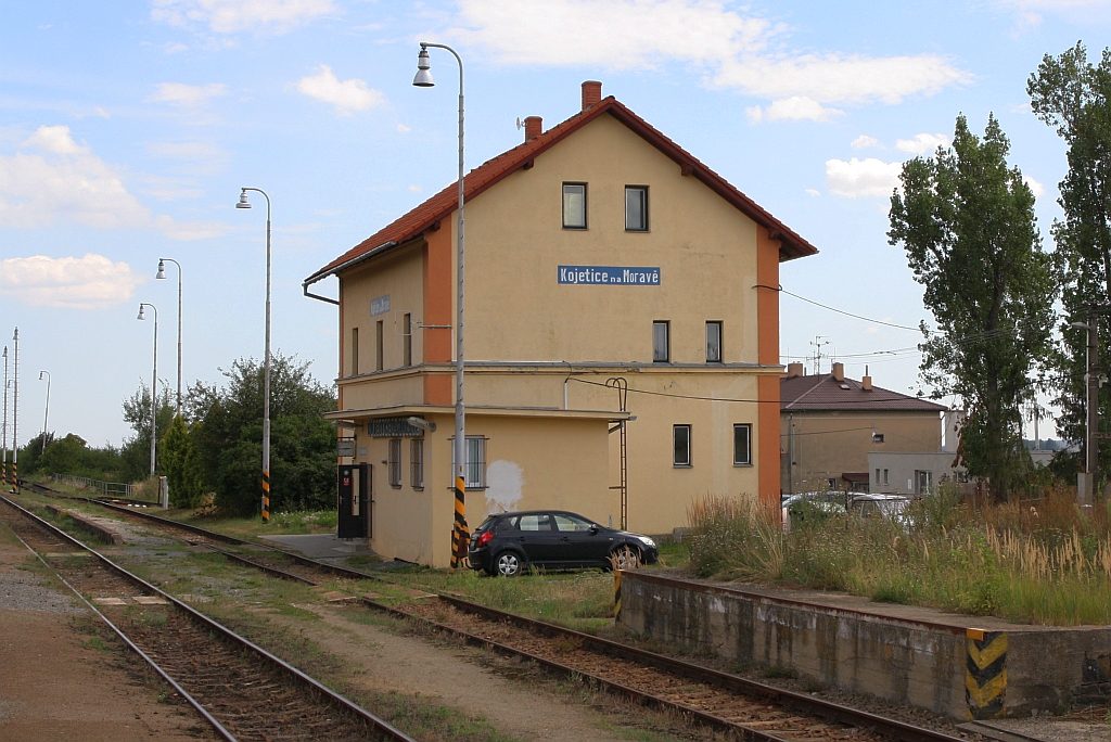 Aufnahmsgebäude des Bahnhof Kojetice na Morave am 09.August 2019.