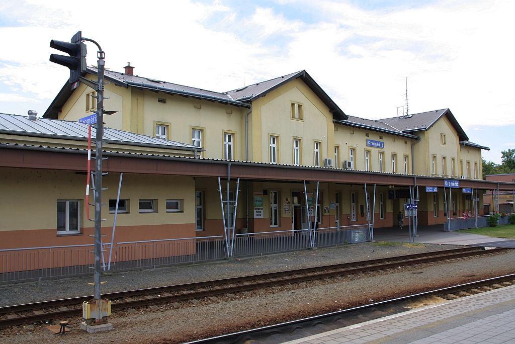 Aufnahmsgebäude des Bahnhof Kromeriz am 06.Juli 2019.