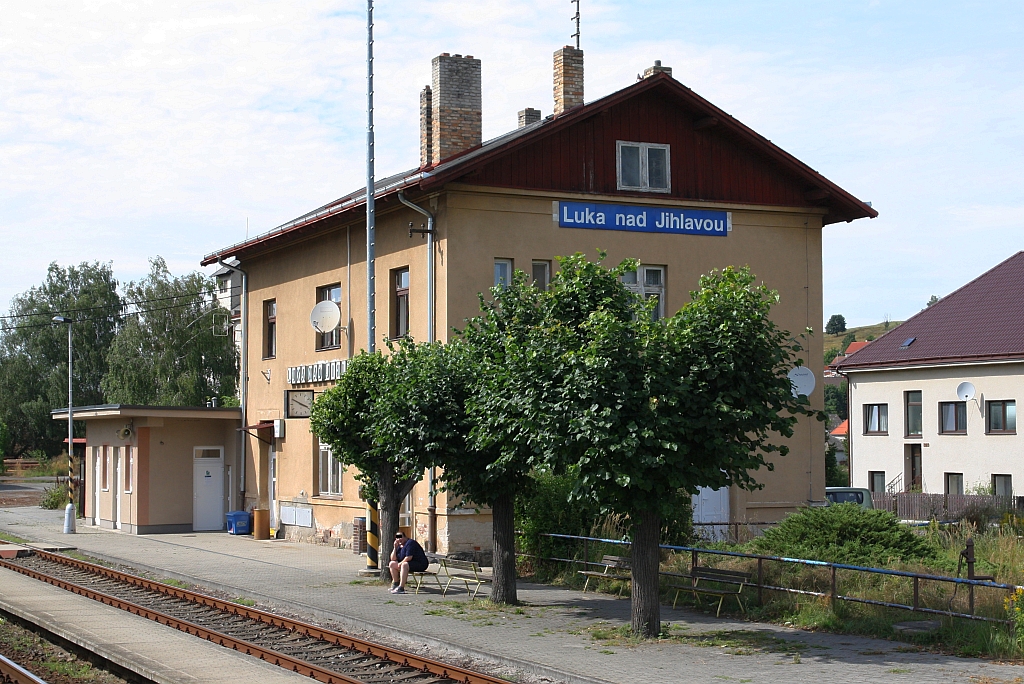 Aufnahmsgebäude des Bahnhof Luka nad Jihlavo am 09.August 2019.