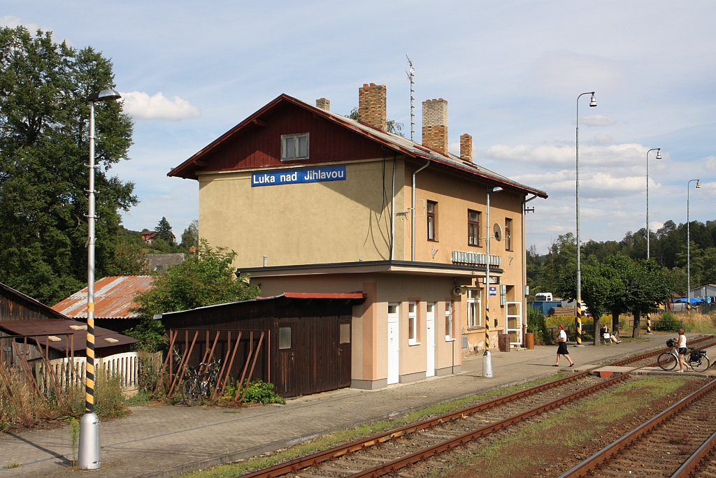Aufnahmsgebäude des Bahnhof Luka nad Jihlavo am 09.August 2019.