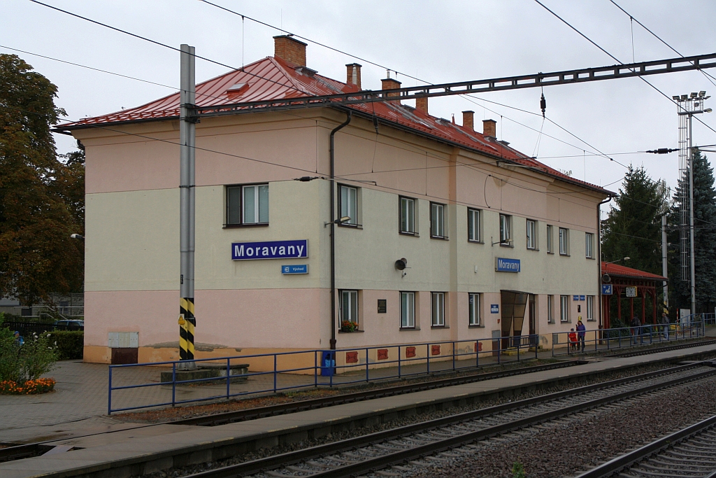 Aufnahmsgebäude des Bahnhof Moravany am 05.Oktober 2019.