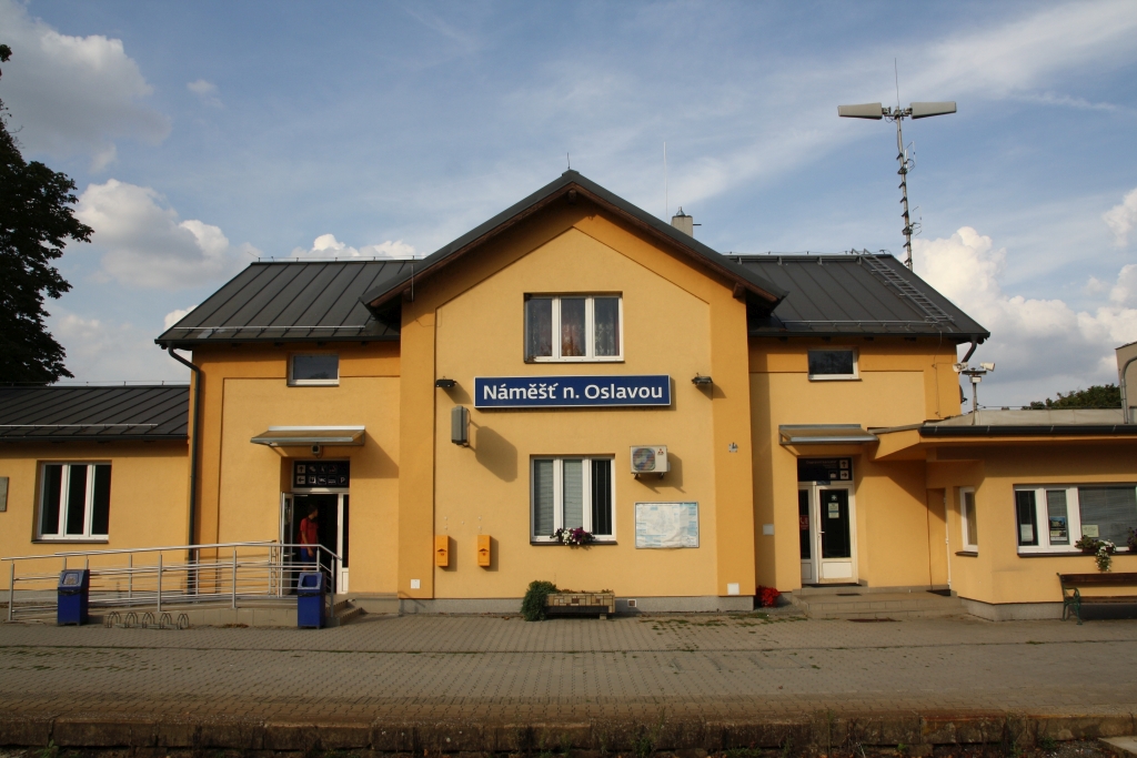 Aufnahmsgebäude des Bahnhof Namest nad Oslavou am 24.August 2019.