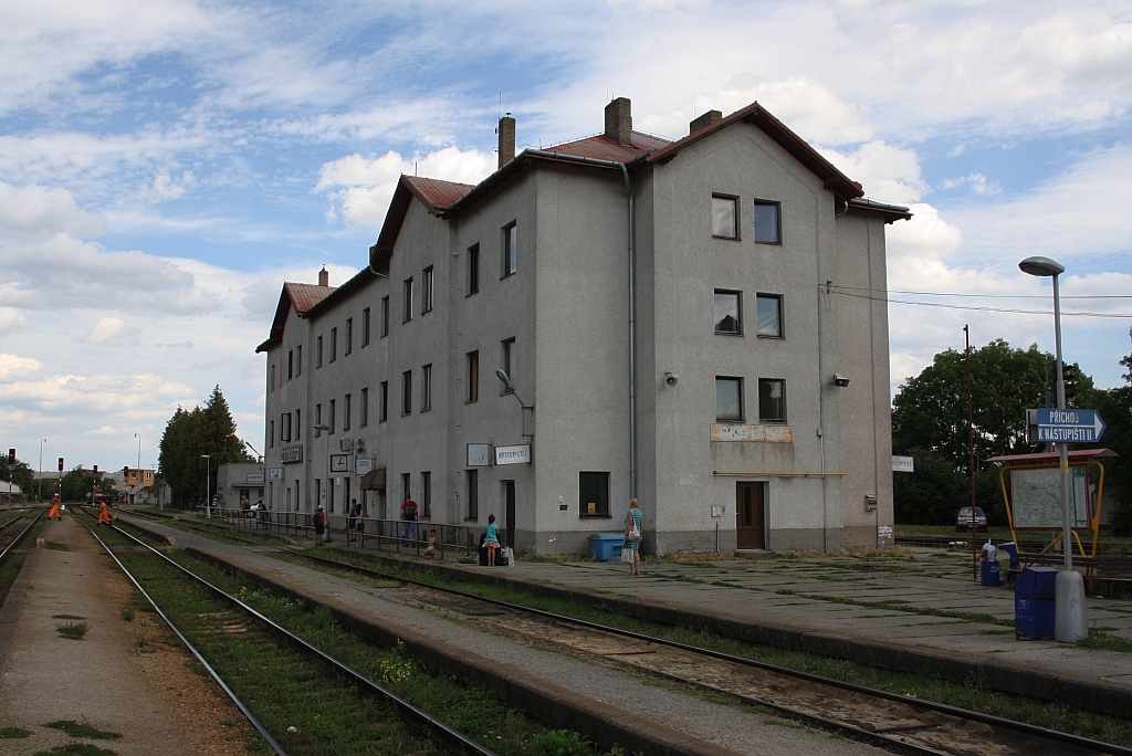 Aufnahmsgebäude des Bahnhof Okrisky am 09.August 2019.